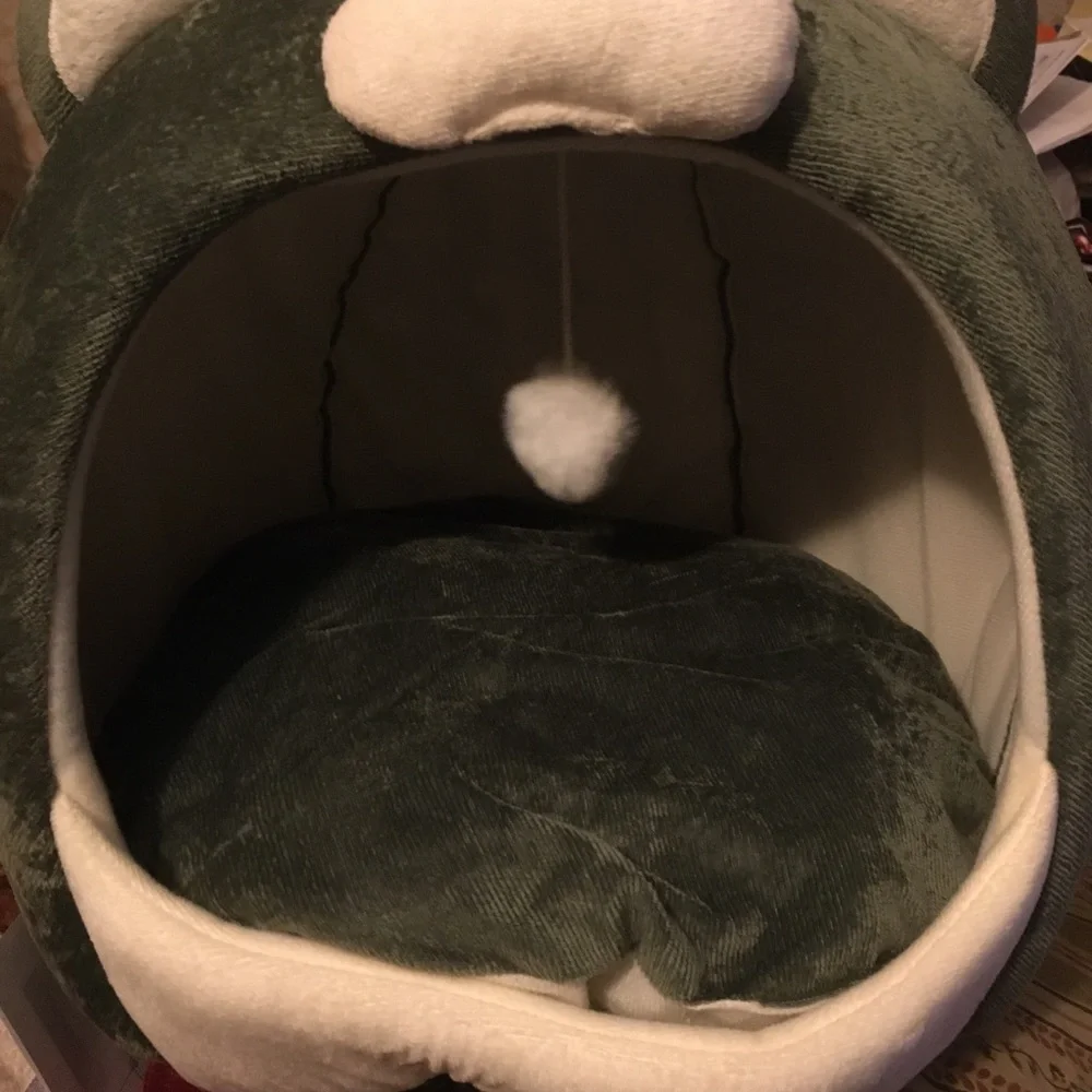 “Cat”-cat bed with cushion & hanging toy. Dark Olive Green Color Size Large NWT
